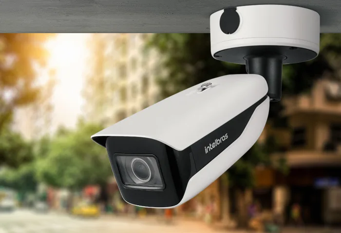 Câmera IP Intelbras instalada em fachada